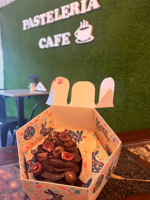 🐇🍫Les presentamos la primera opción para Pascuas!
El clásico de siempre, huevos rellenos!🐇🍫
Huevo Franui: Medio huevo de chocolate semiamargo con base de brownie, ganache de chocolate cobertura blanco y ganache de chocolate cobertura semiamargo, coulis de frambuesa, decorado con franui!❤️
Huevo pistacho: Medio huevo de chocolate blanco con base de bizcochuelo de vainilla, coulis de frambuesa, ganache de limón y ganache de pistacho, decorado con pistachos!💚
Cuál es tu elegido para estas Pascuas 2026???❤️💚
#pascuas #huevosrellenosdepascua
#catamarca